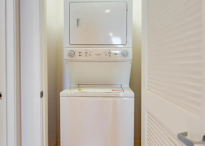 Downtown With Free In & Out Parking 1 Appartement