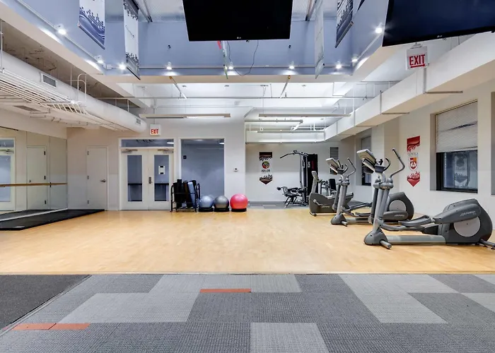 Downtown With Free In & Out Parking 1 Appartement