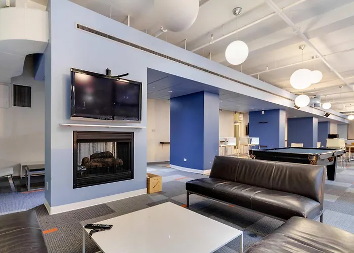 Downtown With Free In & Out Parking 1 Appartement