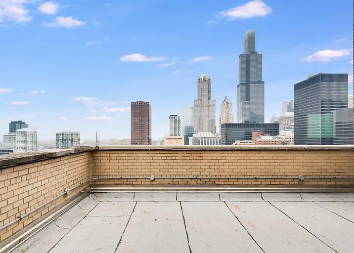 Downtown With Free In & Out Parking 1 Appartement